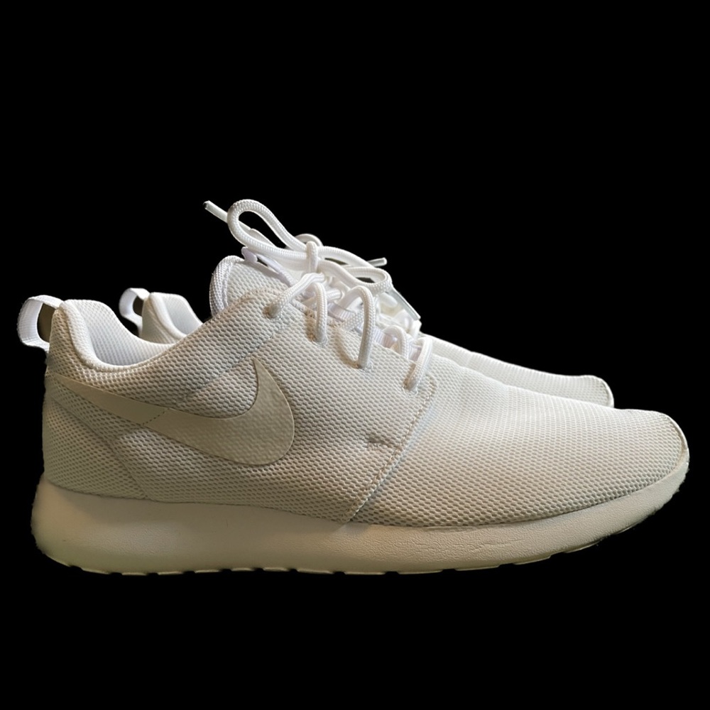 WHITE NIKE ROSHE!